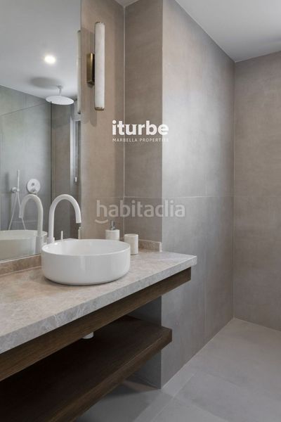 Foto d187c4f8-3a62-44e5-b89f-2ebe8ee916cc. Location maison jumelée avec parking piscine dans bahía de Marbella Marbella