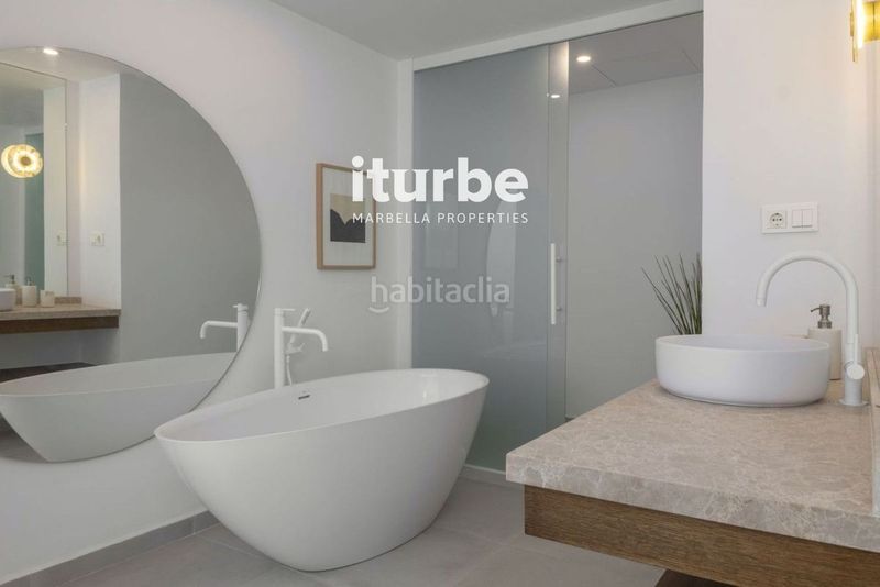 Foto ddc37b86-d70a-4b2a-92c0-21fd3dfbc313. Location maison jumelée avec parking piscine dans bahía de Marbella Marbella