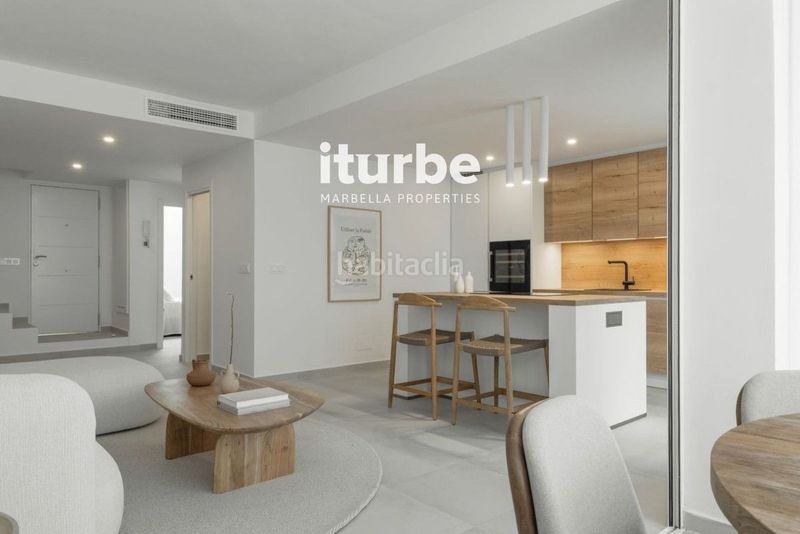 Foto f9286b24-8fe0-45f7-bf3f-284446122e08. Location maison jumelée avec parking piscine dans bahía de Marbella Marbella