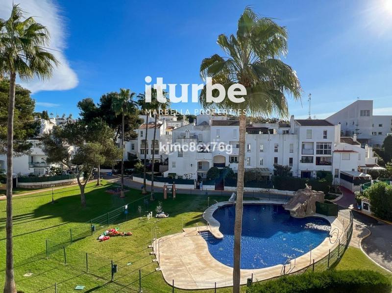 Foto 262bb528-a7b6-4efb-8cb2-19b79aba0e96. Flat with parking pool in Elviria Marbella