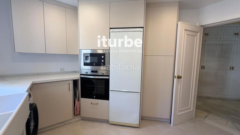 Foto 08547fc1-6dfe-4c9c-9057-087fbbc82c80. Lloguer pis amb aparcament piscina a La Carolina - Guadalpín Marbella