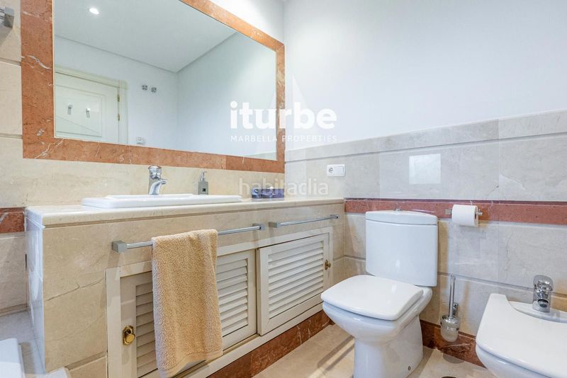Foto 5b4a4c9d-bcfc-4363-b09c-9df71e72ace0. Rent flat with pool in bahía de Marbella Marbella