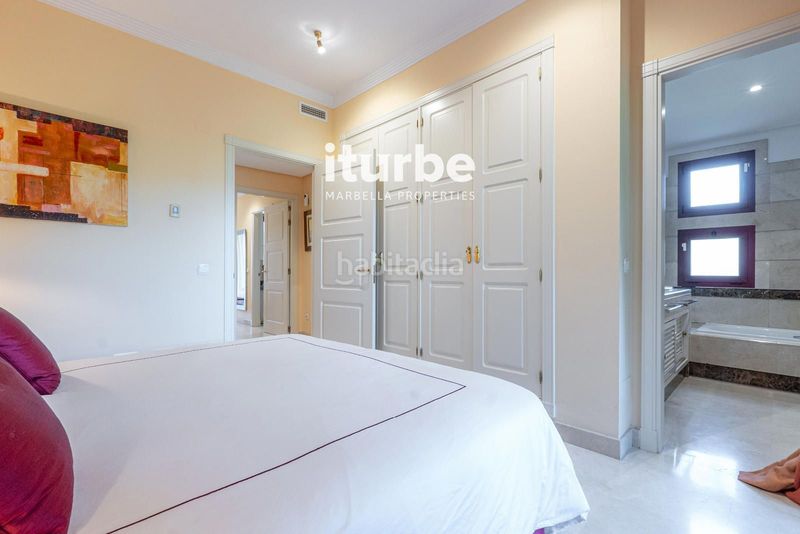 Foto 83c3e429-f14b-49d4-8607-30376e6b3e9e. Rent flat with pool in bahía de Marbella Marbella