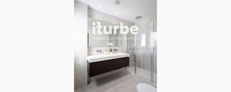 Foto b6308a54-4f3d-4f4e-a941-6445cead0f52. Pis amb piscina a bahía de Marbella Marbella