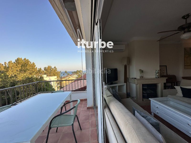 Foto 5f678ebd-8a65-49f0-a87f-24809f732f4f. Lloguer àtic amb piscina a Las Lomas de Río Verde Marbella
