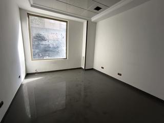 Geschäftsraum  Melilla. Local com. en venta en jaén, 4 despachos.