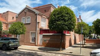 Maison jumelée  Calle milano plomizo. Venta de casa en sevilla: urb. los milanos – sevilla este