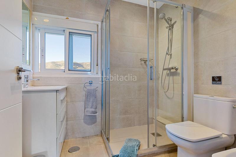 Foto 8848f04f-d27f-48d0-8b12-cb7ab9dff95e. Apartamento en avenida de benyamina 5 descubre las mejores playas en Torremolinos