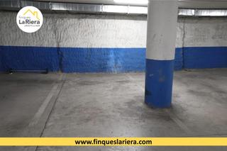 Aparcament cotxe a Zona alta. Parquing en la calle doedes