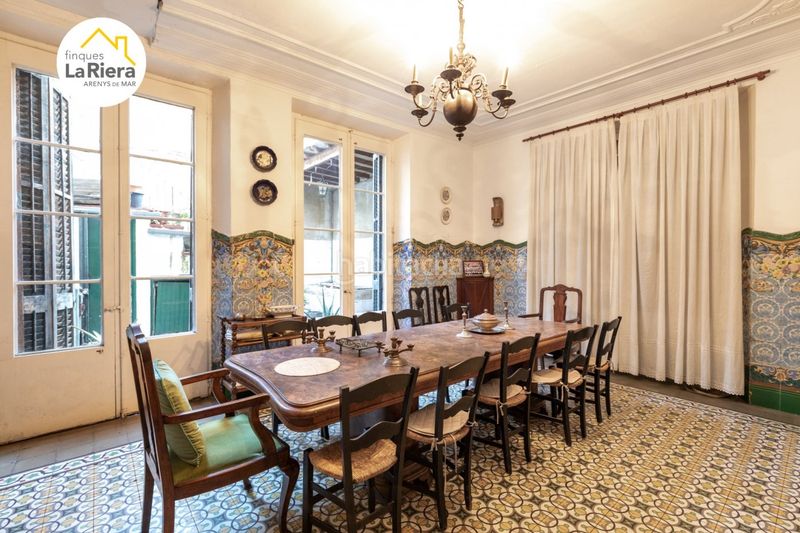 Foto 21c6bfcd-eefa-457d-bd9b-c3d5c62ed66d. Edifici a Centre Arenys de Mar