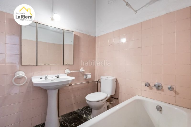 Foto bd82a2d8-abc4-4c8b-b19f-f81173f1bb1e. Edifici a Centre Arenys de Mar