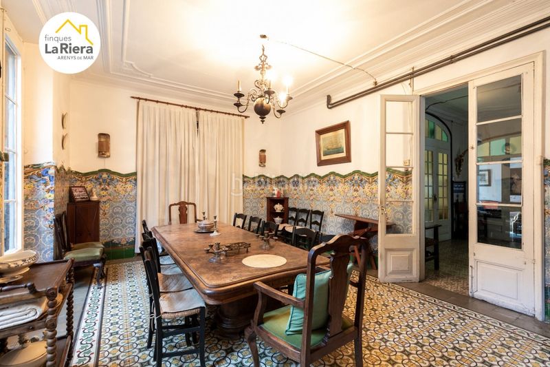 Foto f0cfa1a0-052c-4636-8343-e22ef0cbe7b5. Edifici a Centre Arenys de Mar