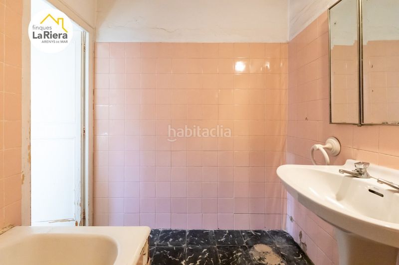 Foto f967f5ff-d4be-449e-9dda-89726b34b574. Edifici a Centre Arenys de Mar