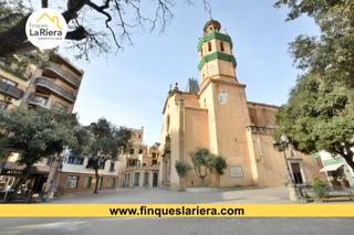 Lloguer Local Comercial a Sota estudi 1. Espectacular local en alquiler en la plaza de la iglesia!