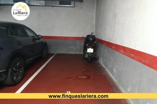 Aparcament cotxe a Centre. Plaza de parquing en calle andreu guri