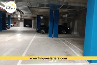Aparcament cotxe a Centre. Plaza de parquing de tamaño grande y de facil aparcar