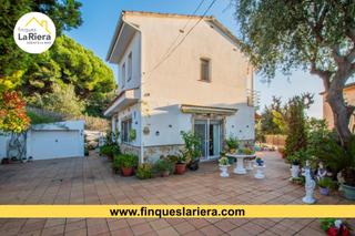 Xalet a Urbanitzacions. Preciosa torre con un terreno de 400 m2 y piscina.