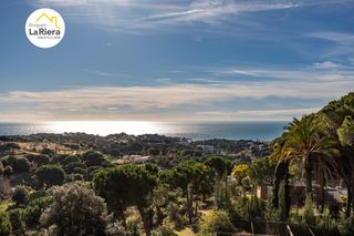 Chalet in Arenys de Munt. Magnifica torre con vistas a mar y montaña.