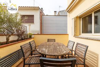 Casa a Arenys de Munt. Casa de pueblo muy céntrica a punto para entrar a vivir !!