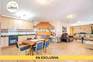 Casa a Arenys de Munt. Edificio de 3 plantas con enorme jardín.