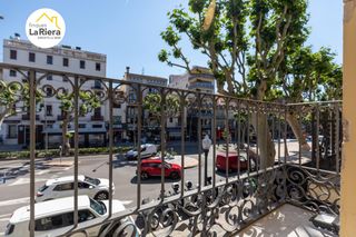Edifici a Riera bisbe pol 79. Edificio comercial en la riera de arenys.
