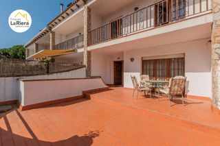 Casa a Zona alta. Casa adosada en zona alta de la poblaci�n.