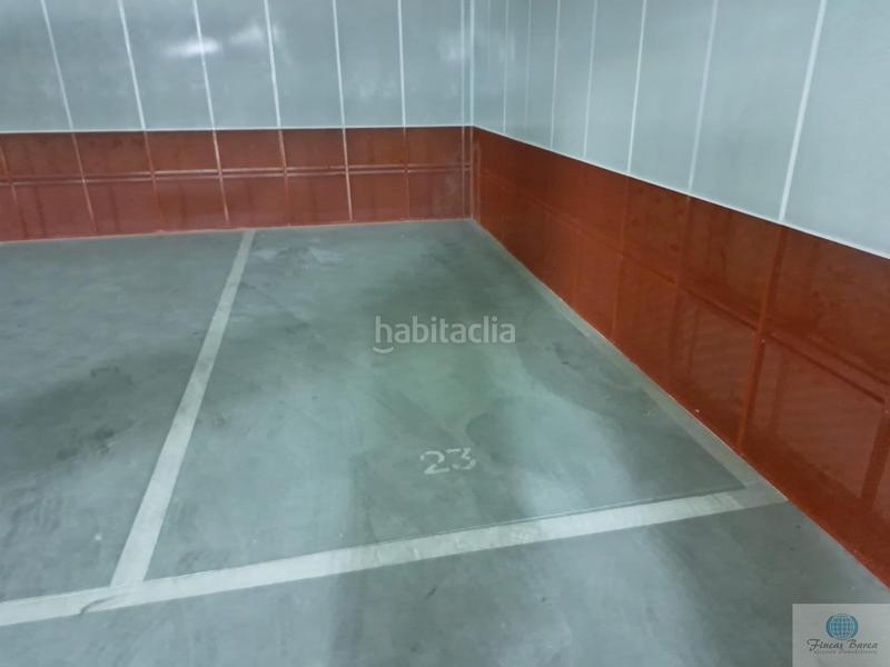 Foto e1040dcc-071a-4dd4-b4e7-950d69d3c903. Parking voiture dans Puerto Deportivo Fuengirola