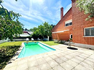 Casa  La coruña. Chalet individual en parcela de 996 m con piscina y barbacoa