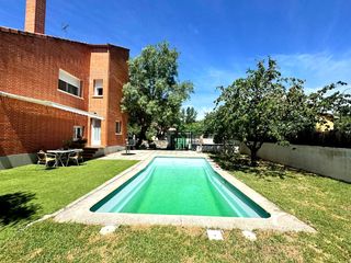 Casa  Calle la coruña. Chalet individual en parcela de 996 m con piscina y barbacoa
