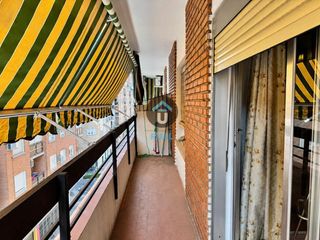 Pis  Ángel del alcázar. Piso de tres habitaciones con terraza y ascensor