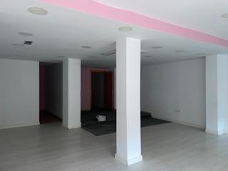 Local commercial à Castilleja de la Cuesta. ¡oportunidad! local en venta con posibilidad de conversión a viv