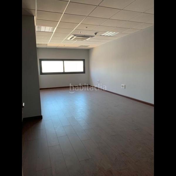 Foto 84c66fd2-2b22-4a49-b2f5-776c52e83764. Büro in Salteras