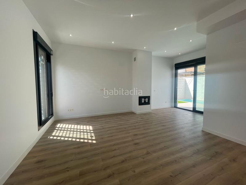 Foto b7961c58-d014-4c0e-97a4-8700719b1e3a. Casa bifamiliare con parcheggio in Colegio Europa Espartinas