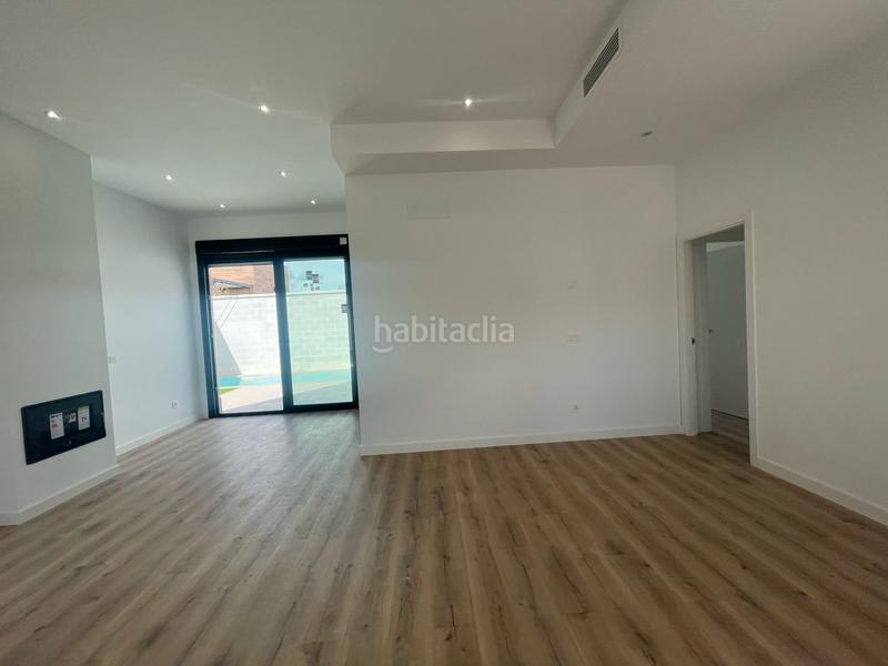 Foto b8d8249e-c34e-4461-bcc8-db88892cd177. Casa bifamiliare con parcheggio in Colegio Europa Espartinas