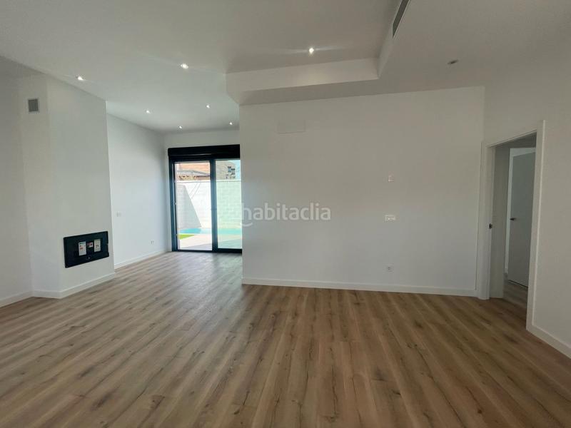 Foto c17b95f7-14d5-4da4-98ba-e62c30207adb. Casa bifamiliare con parcheggio in Colegio Europa Espartinas