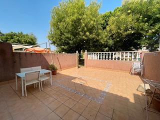 Maison jumelée à Villanueva del Ariscal. Adosada con piscina comunitaria