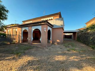 Maison jumelée à Umbrete. Pareada en venta