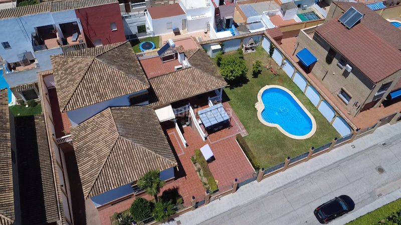 Foto 048df06b-3308-4b30-a6a7-862a08d4fdaa. Xalet amb xemeneia aparcament piscina a Avenida Juan Diego Bormujos