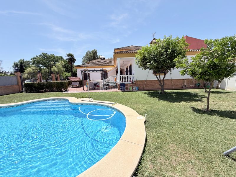 Foto a3c720d2-cef3-4816-ac38-048f5aee5688. Xalet amb xemeneia aparcament piscina a Avenida Juan Diego Bormujos