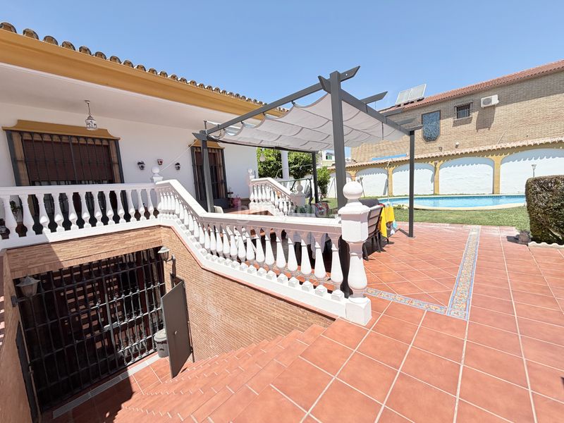 Foto a98be86f-b55b-4a1a-9b5f-ce4ae9594356. Xalet amb xemeneia aparcament piscina a Avenida Juan Diego Bormujos