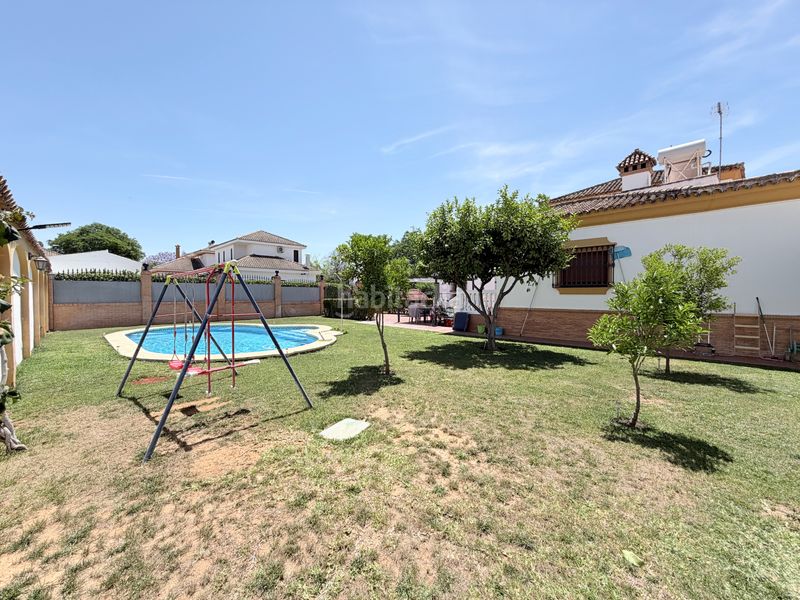 Foto c6f65fc6-e10c-4f1d-8108-dd881b75c3d6. Xalet amb xemeneia aparcament piscina a Avenida Juan Diego Bormujos