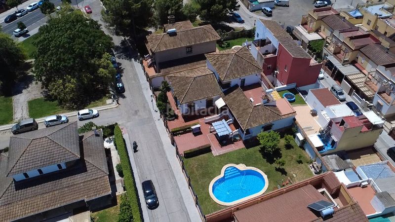 Foto f98baafe-08b9-4e25-9cb6-60ed429691df. Xalet amb xemeneia aparcament piscina a Avenida Juan Diego Bormujos