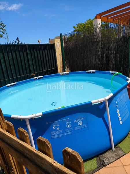 Foto f5ae7d75-aeeb-432f-b409-7243634f1a69. Casa aparellada amb aparcament a Salteras