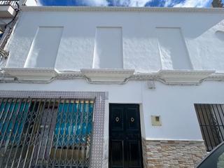Casa a Sanlúcar la Mayor. Se vende local