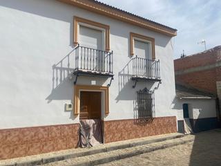 Casa a Gerena. Se vende casa de esquina