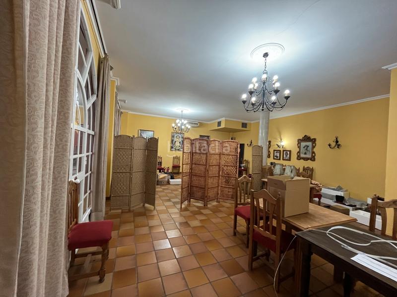 Foto 5592c4ac-442f-4b0b-9ac9-143d52c075ea. Local comercial se vende local en el Centro del pueblo en Bormujos