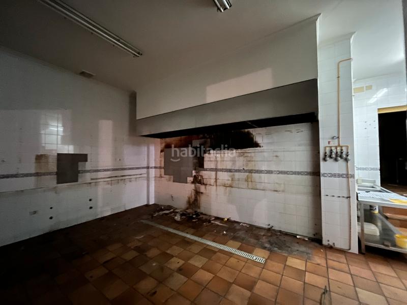 Foto e07916f7-a80a-4216-aabc-09070aace436. Local comercial se vende local en el Centro del pueblo en Bormujos