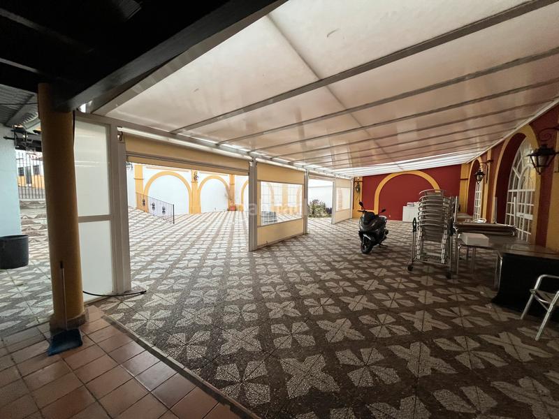 Foto ea0c927c-3db7-4162-adf5-36d43719bc9a. Local comercial se vende local en el Centro del pueblo en Bormujos