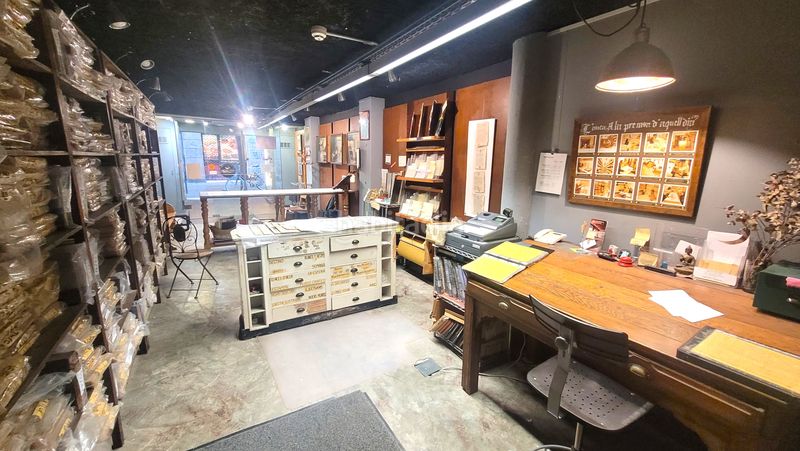Foto 11280a43-6efa-44f9-a8ef-f268f40edb90. Local comercial a Raval Barcelona