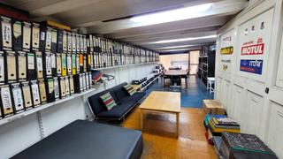 Location Local commercial  Carrer de joaquín costa. Amplio taller de motos en traspaso con licencia